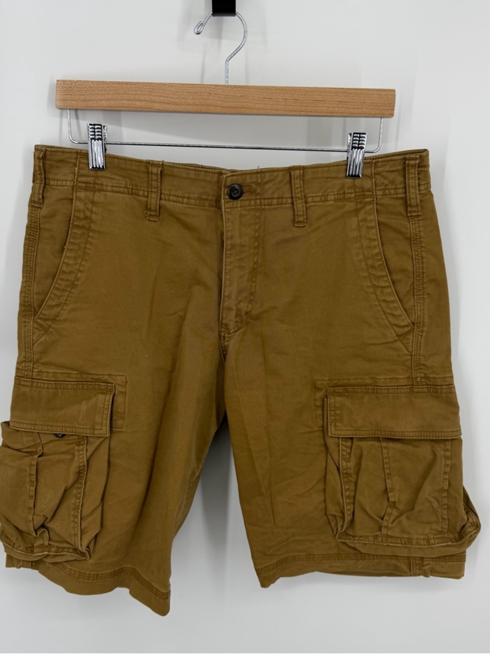 GAP khaki tan cargo shorts‎ size 33 11” inseam